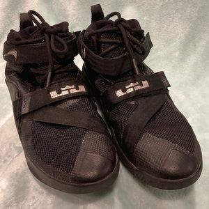 NIKE Zoom Lebron Soldier Blackout Boy's BLACK High Top Basketball Shoes SZ 5.5Y